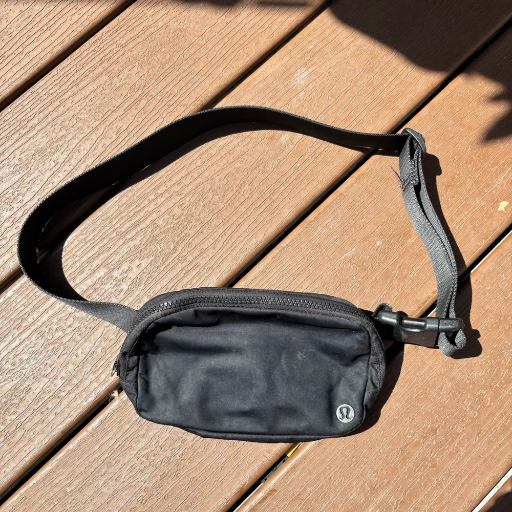 Lululemon Everywhere Belt Bag Women OS Black Good Adjustable Strap Logo